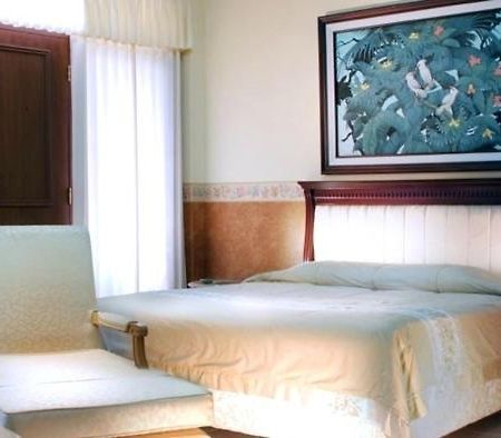 Rayz Hotel Malang Zimmer foto